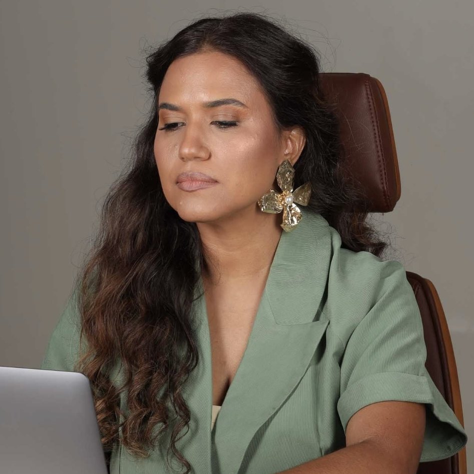 Jakelline Pimentel trabalhando em um notebook